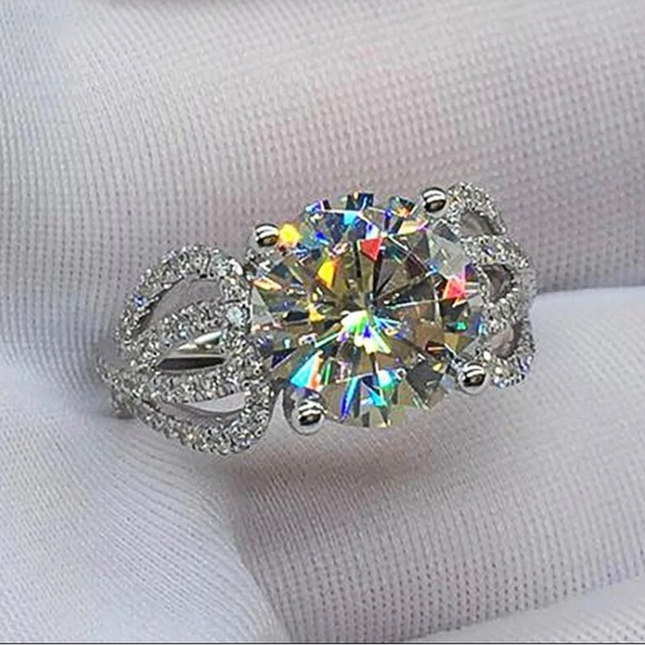 New simulated round solitaire pave diamond ring - Picture 4 of 6